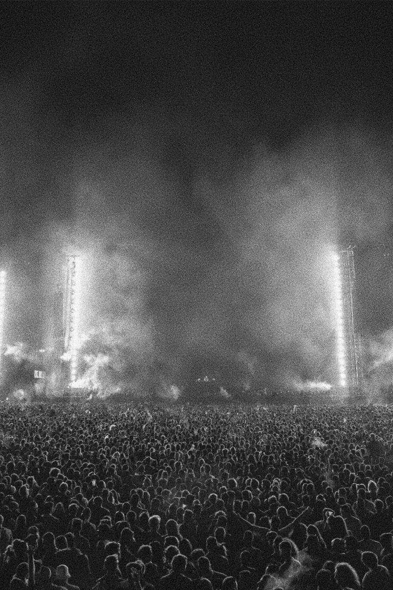 Stage moment, fan-perspective frame